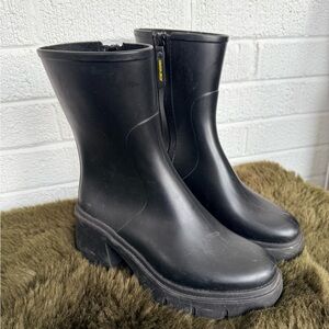 Sleek Black Women's Winter Boots